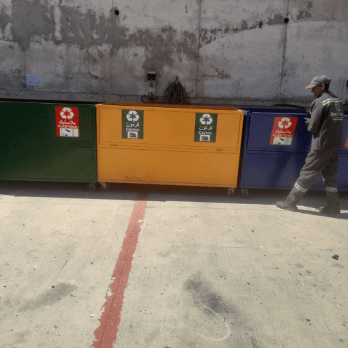 Gestion des déchets 70 Un grand tas chaotique de ferraille très rouillée à l'extérieur, composé de fers à béton emmêlés, de fils et d'une structure en treillis métallique. L'amas repose sur un lit de gros graviers et de dé