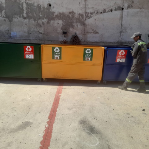 Gestion des déchets 68 Un grand tas chaotique de ferraille très rouillée à l'extérieur, composé de fers à béton emmêlés, de fils et d'une structure en treillis métallique. L'amas repose sur un lit de gros graviers et de dé